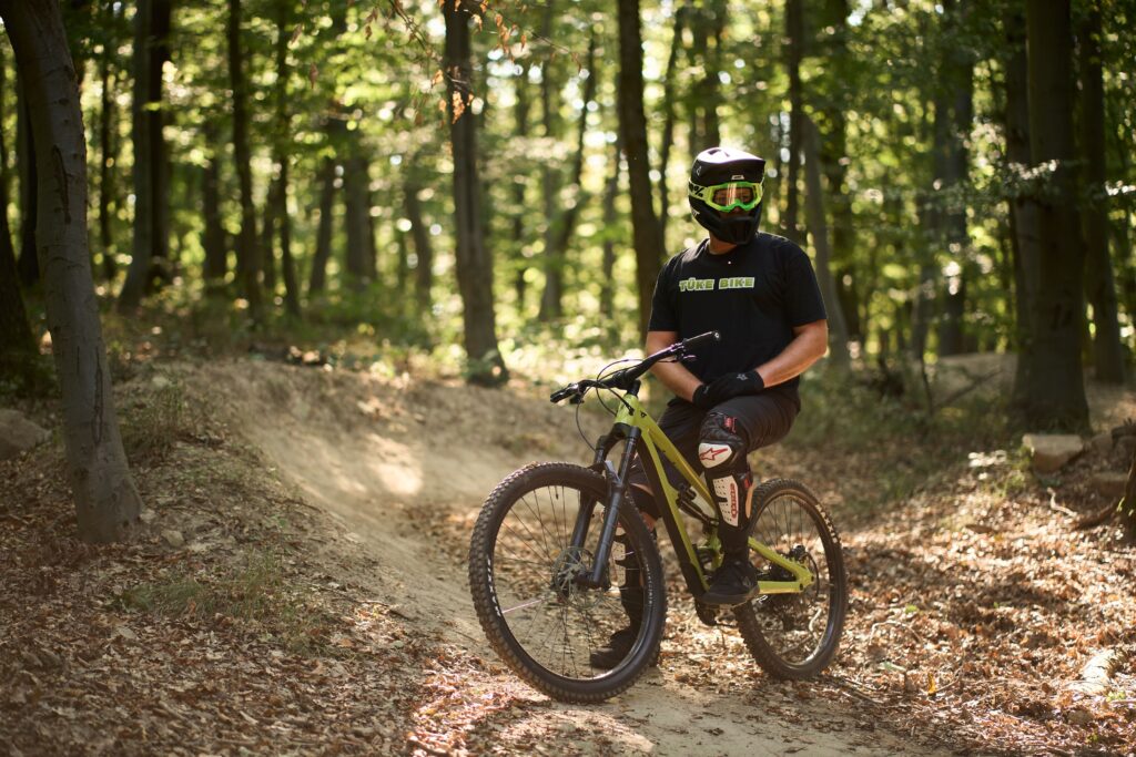 Portré a biciklin az erdőben